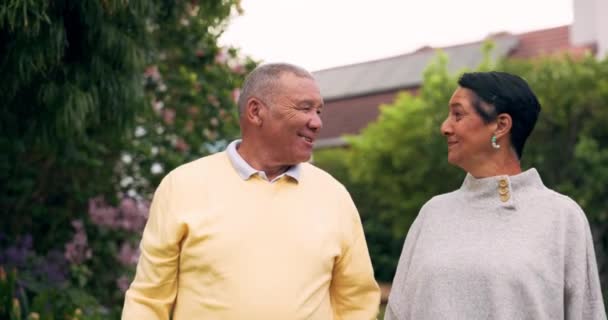 Liefde Gelukkig Gesprek Met Oud Echtpaar Tuin Voor Pensionering Huwelijk — Stockvideo