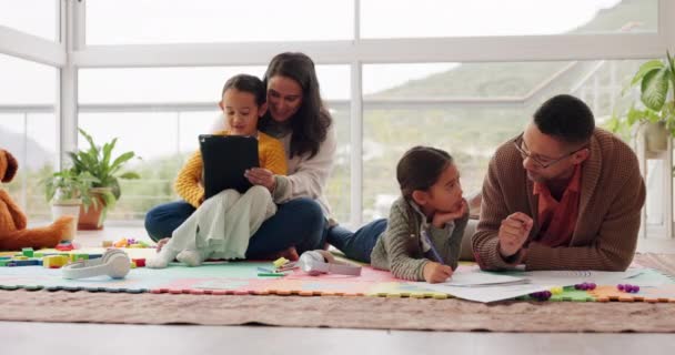 Familie Huiswerk Met Kind Voor Het Leren Vloer Met Tablet — Stockvideo