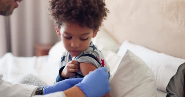 Εμβόλιο Γύψο Και Παιδί Υπνοδωμάτιο Γιατρός Και Πρώτες Βοήθειες Φροντίδα — Αρχείο Βίντεο