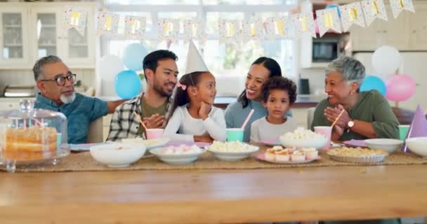 ハッピーバースデー そして自宅で子供やシニアの人々とのお祝いのためにテーブルで歌います 特別なイベントのためのキッチンで帽子や軽食とパーティーで祖父と子供 ケーキや両親 — ストック動画