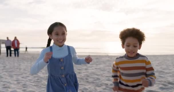 海滩和夏天跑步 孩子们享受着自由和户外旅行的乐趣 与年幼的孩子们一起 带着兴奋的微笑 在海边度假的假期 日落和海上探险 — 图库视频影像