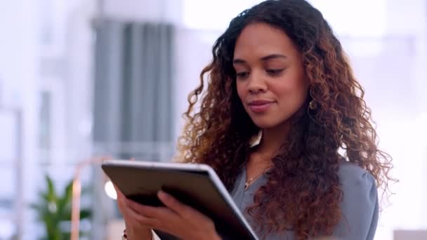 Gezicht Van Zwarte Vrouw Tablet Kantoor Mentaliteit Voor Online Marktonderzoek — Stockvideo