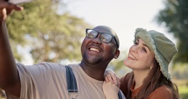 Interracial Par Och Selfie Camping Naturen Med Glädje Och Sociala — Stockvideo