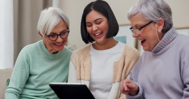 Tablet Witzig Und Eine Betreuerin Mit Älteren Frauen Einem Seniorenheim — Stockvideo
