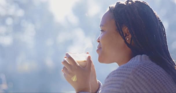 黒人女性 アウトドア キャンプ コーヒー 平和と心と禅で新鮮な空気を呼吸する 森で温かい飲み物を飲む若い女性は 落ち着いた健康で自然の中でリラックスします — ストック動画