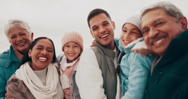 Seyahat Mutlu Sahildeki Büyük Bir Ailenin Yüzü Kış Tatili Macera — Stok video