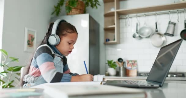 Klasa Online Laptop Dziecko Słuchawkami Kuchni Nauka Edukacja Szkole Domowej — Wideo stockowe