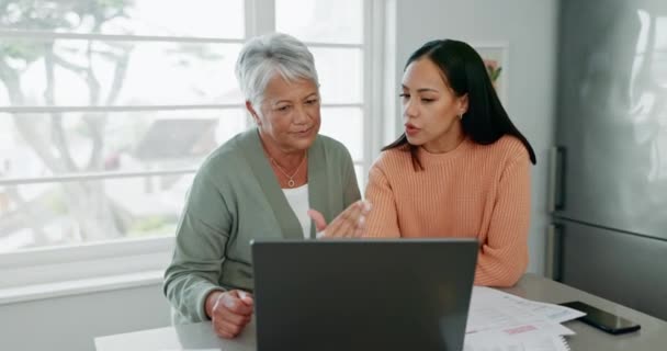 ラップトップ 財務文書 娘が母親に退職貯蓄や投資について話している ポートフォリオの成長について上級親とチャットする女性とのコンピュータ — ストック動画
