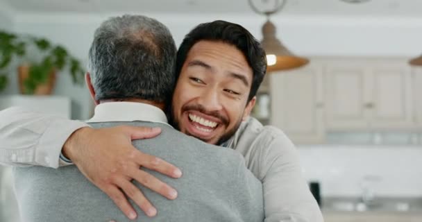 Starszy Ojciec Uścisk Szczęśliwy Mężczyzna Domu Opieka Więź Razem Starszy — Wideo stockowe