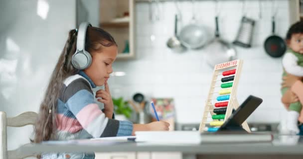Βοήθεια Στο Σπίτι Σχολείο Μαμά Και Παιδί Tablet Ακουστικά Και — Αρχείο Βίντεο