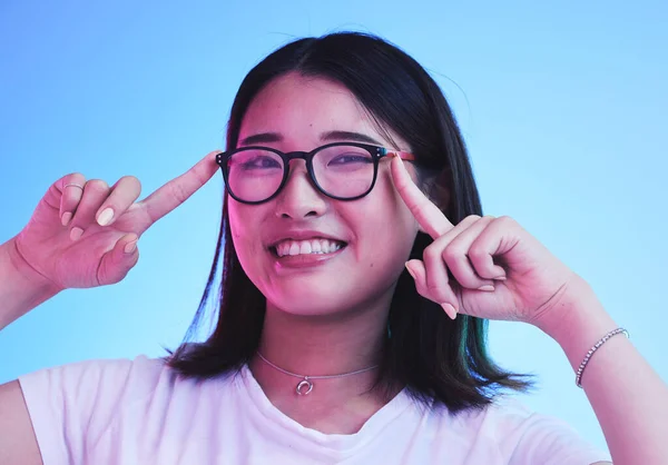 Portret Glimlach Vrouw Met Bril Blauwe Achtergrond Studio Voor Optometrie — Stockfoto