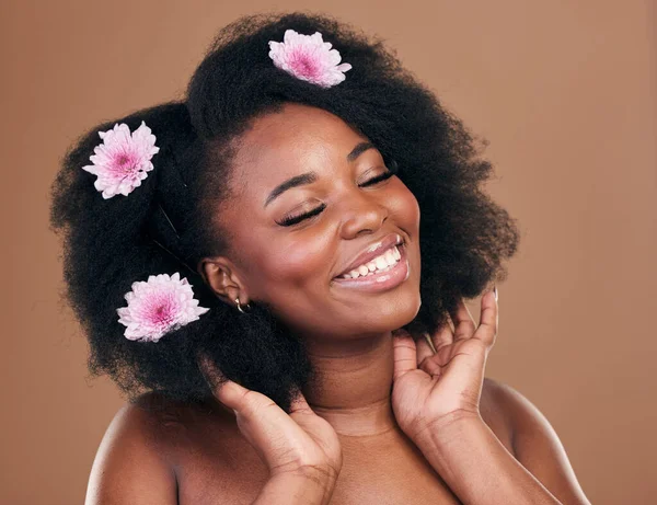 Afro Hår Eller Glad Svart Kvinna Med Blommor Skönhetsvård Eller — Stockfoto
