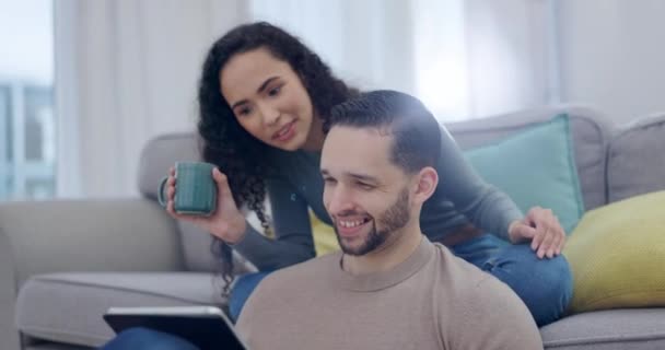 Szczęśliwa Para Rozmowa Lub Tablet Sofie Streamingu Filmy Lub Pokaz — Wideo stockowe