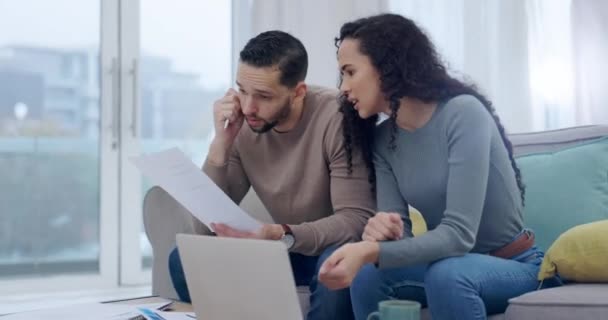 Ansiedade Laptop Finanças Com Casal Preocupado Com Contabilidade Durante Depressão — Vídeo de Stock