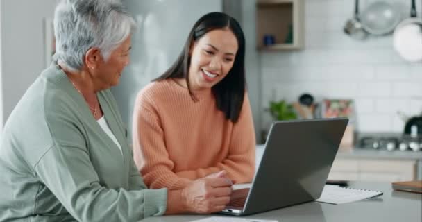 家用电脑 快乐而年长的母亲 女人笑着为财务账单 养老基金增加或抵押贷款 厨房讨论 纳税申报和人们核对储蓄利润 退休预算或贷款 — 图库视频影像