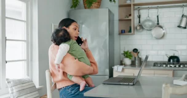 遠隔勤務 そしてフリーランスの起業家として働いている間 彼女の家のリビングルームに赤ん坊を抱えている母親 ラップトップ キッチンで彼女の幼児の子供とスタートアップとシングル親 — ストック動画