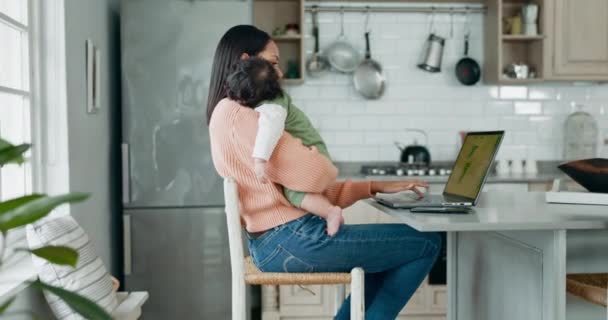 ラップトップ リモートワーク そしてフリーランスの起業家として働きながら自宅のリビングルームに赤ちゃんを抱えている女性 コンピュータ スタートアップ キッチンで幼児を抱えるシングルマザー — ストック動画