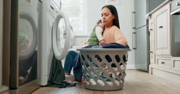 Laundry Rumah Dan Ibu Menggendong Bayinya Sementara Musim Semi Membersihkan — Stok Video