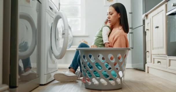 세탁기와 바구니 세탁기와 가정용 안락의 옷을로드 기구를 어머니 잠자는 가정부 — 비디오