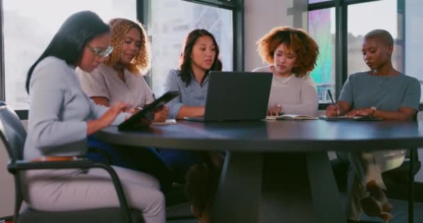 Laptop Výzkum Nebo Startup Programátor Ženy Tým Pro Psaní Nápadů — Stock video