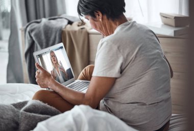 TeleHealth, sanal telefon ve bilgisayarında online doktor muayenesi olan bir kadın. Destek, kadın kişi ve klinik terapisi ile internet psikolojisi ve bilgisayarlı terapi.