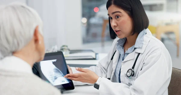 Tablet Xray Paciente Consulta Com Médico Resultados Médicos Análise Conselhos — Fotografia de Stock