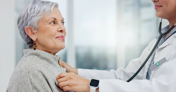 Médico Estetoscopio Mujer Mayor Respirando Para Examen Cardiología Servicio Salud —  Fotos de Stock