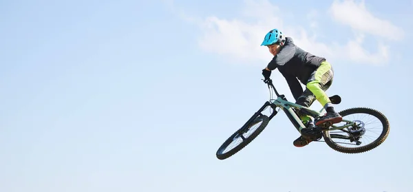 Bicicleta Montaña Hombre Saltar Cielo Azul Para Competencia Libertad Aventura —  Fotos de Stock