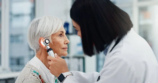 Kulak Işitme Testi Muayene Için Kıdemli Kadın Doktor Otoskop Ses — Stok fotoğraf