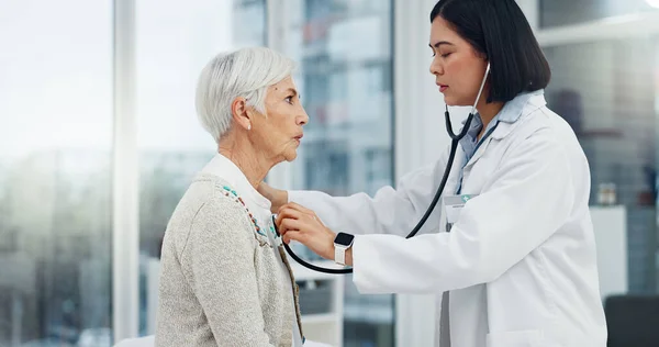 Médico Estetoscopio Mujer Mayor Para Examen Cardiología Servicio Salud Apoyo —  Fotos de Stock