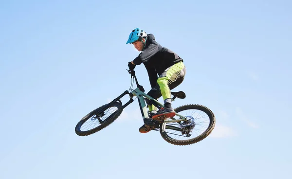 Bicicletta Uomo Saltare Nel Cielo Blu Competizione Libertà Avventura Con — Foto Stock
