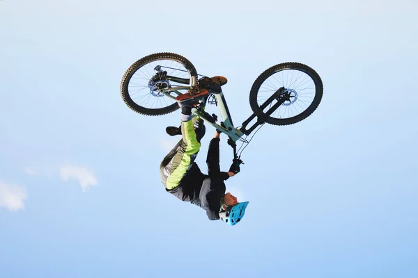 Vélo Homme Envers Dans Ciel Pour Action Cascade Vélo Défi — Photo
