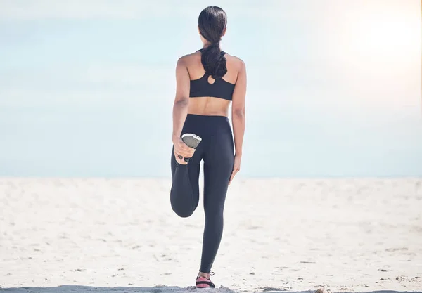 Γυμναστική Γυναίκα Πίσω Και Τέντωμα Πόδι Στην Παραλία Για Τρέξιμο — Φωτογραφία Αρχείου