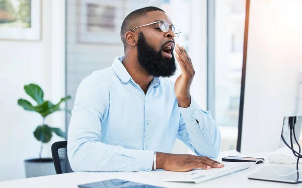 Yawn Tired Employee Black Man Desk Burnout Agent Startup Company — Stock Photo, Image