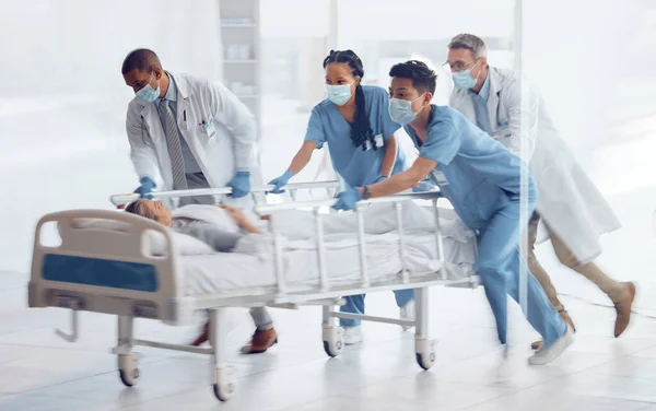 チーム そして医療緊急事態 救急処置のための病院のベッドで急いで 急いで走るヘルスケアグループ クリニックで急激な動きと緊急の患者評価 — ストック写真