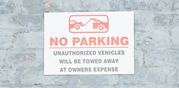 Warnung Parken Und Anhalten Mit Schild Und Abschleppsymbol Der Wand — Stockfoto