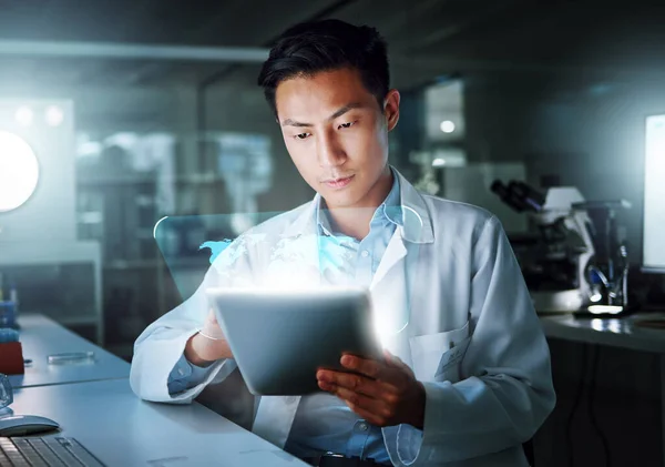 Tablet Hologram Naukowiec Cyfrowymi Innowacjami Globalnymi Danymi Nakładką Laboratorium Azjata — Zdjęcie stockowe