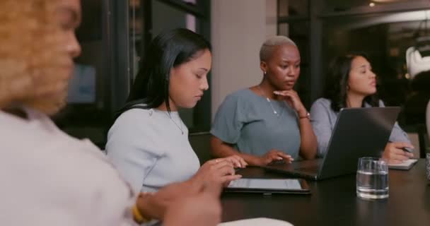 Reunión Negocios Noche Mujer Con Tablet Para Planificación Investigación Colaboración — Vídeos de Stock