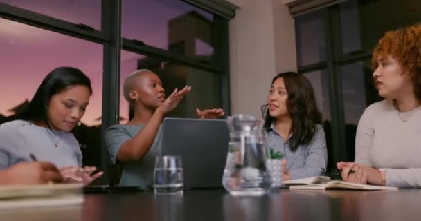 Noite Trabalho Equipe Mulheres Negócios Laptop Escrita Para Planejamento Estratégia — Vídeo de Stock