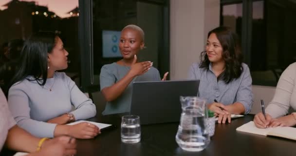 Estratégia Trabalho Equipe Pessoas Negócios Laptop Durante Noite Escrevendo Para — Vídeo de Stock