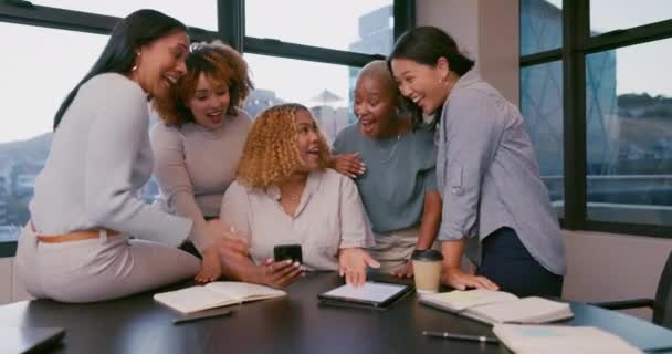 团队合作 快乐或经商的女性 通过电话获取八卦新闻 社交媒体或博客内容 智能手机上的朋友 初创者或一群员工在社交或交流时的微笑 — 图库视频影像