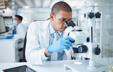 Mikroskop, bilim ve laboratuvardaki adam virüs araştırmalarını, tıbbi testleri ve biyoteknolojiyi inceleyecek. Bilim adamı, mikrobiyoloji ve planlama kimya değerlendirmesi, araştırma ve DNA yeniliği.