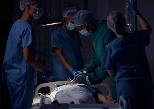 病院手術 チームワーク 外科手術 緊急サービス または医療ダークルームの患者を支援する 夜間にクライアントに医療処置を行っている臨床サポート 演劇または医師 — ストック写真