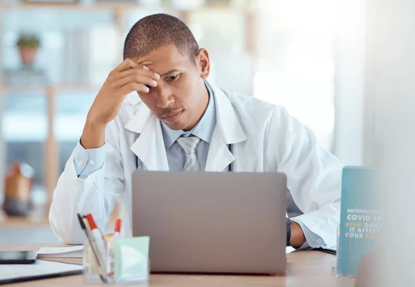 Dor Cabeça Médico Homem Laptop Consultório Médico Com Desafio Burnout — Fotografia de Stock