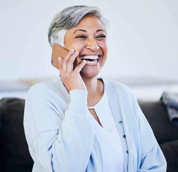 Gelukkige Oudere Vrouw Telefoongesprek Lachen Voor Grappige Grap Gesprek Meme — Stockfoto