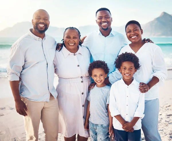 Feliz Sonrisa Retrato Familia Negra Playa Para Viajar Vacaciones Verano — Foto de Stock