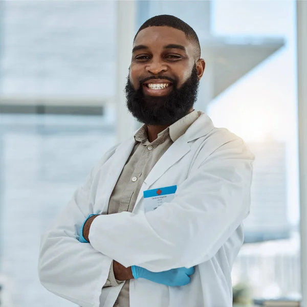 ナイジェリアの医療サービス コンサルティングのために病院で腕を持つ黒人男性 肖像画 ハッピー外科医 セラピスト 医療専門家がクリニックで信頼できる — ストック写真