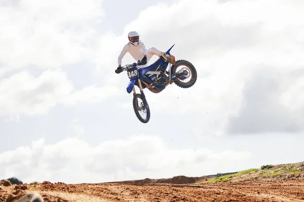 跳跃和骑摩托车的男子在农村自由 精力和力量的特技训练的挑战 空中和男子与摩托车一起跳 以获得速度 表现或动作 — 图库照片