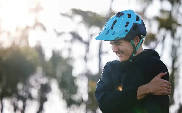 Homem Ciclismo Livre Com Dor Ombro Lesão Fitness Treinamento Exercícios — Fotografia de Stock