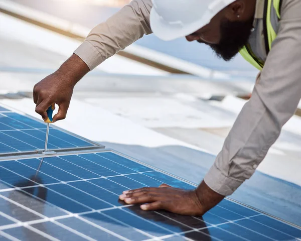 Zwarte Man Ingenieur Reparatie Voor Zonnepaneel Dak Onderhoud Voor Industrie — Stockfoto